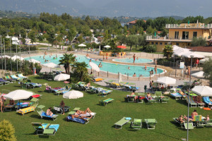 Luxe zwembaden bij deze camping aan het Gardameer.